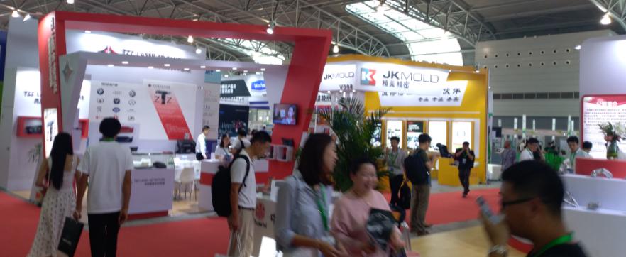 球速参观上海国际汽车内饰与外饰展览