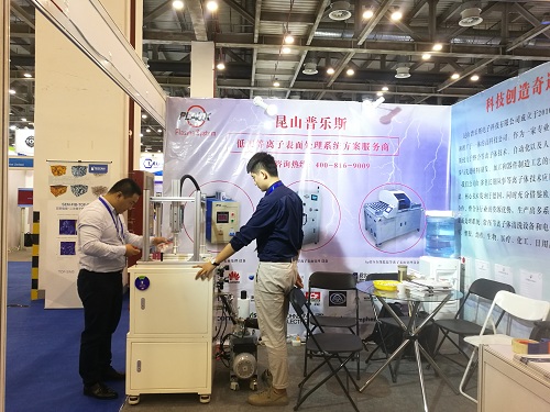 球速技术人员与销售人员在展会现场等离子客人的到来